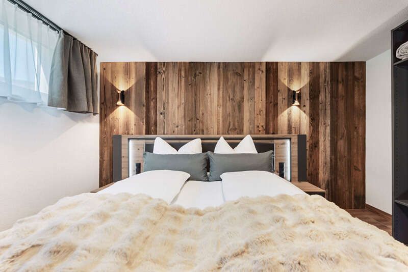 Doppelbett mit Kissen und Kuscheldecke 