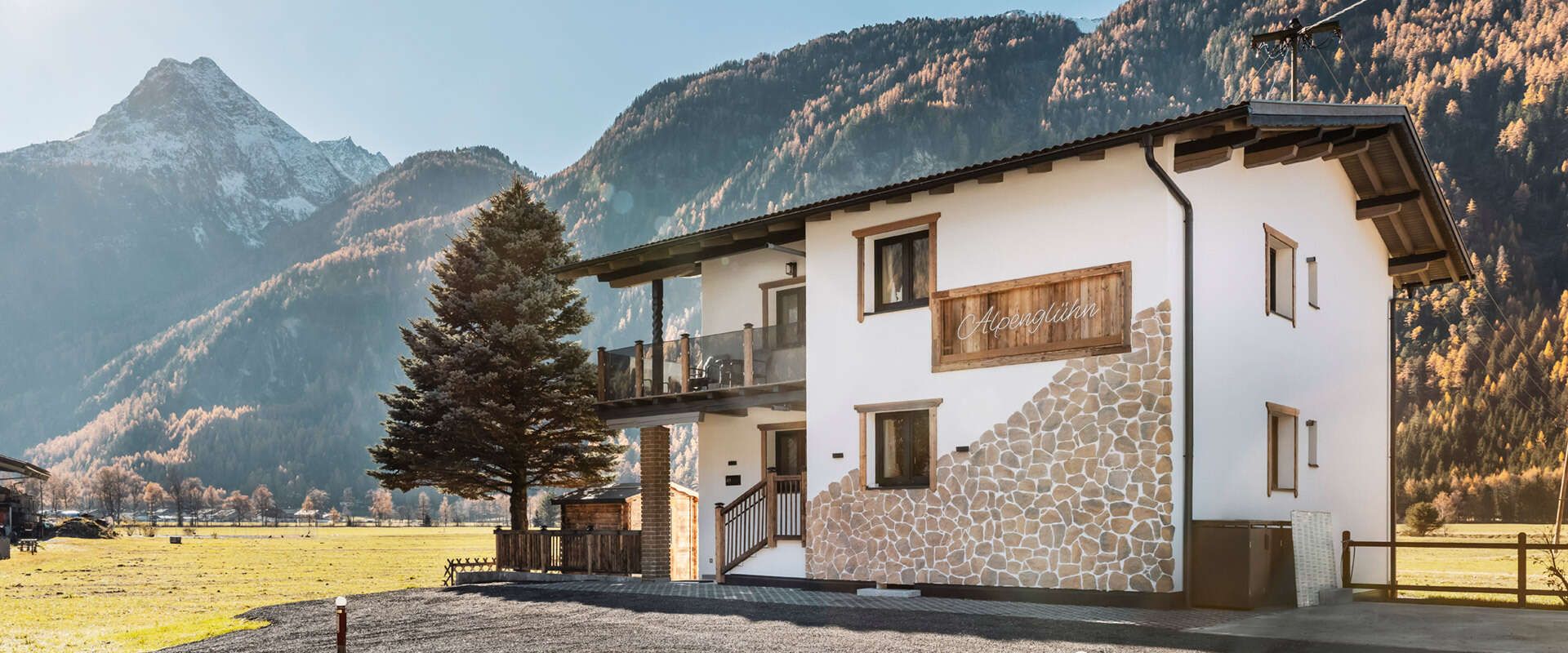 Apart Alpenglühn mit Berge von Längenfeld im Hintergrund