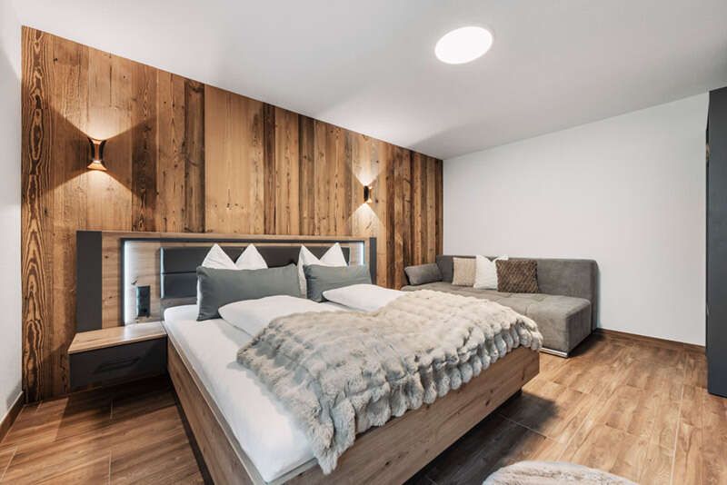 Dreibettzimmer mit Doppelbett und Schlafcouch