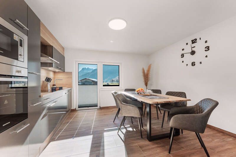 Küche mit Sitzbereich und Balkon