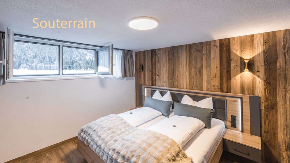 Doppelbettzimmer im Souterrain in der Ferienwohnung Top 1