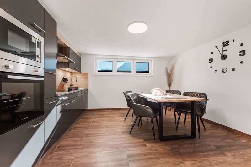 Voll ausgestattete Küche und Esstisch im Top 1 im Apart Alpenglühn