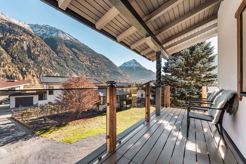 Balkon mit Sitzmöglichkeiten mit Ausblick auf die Berge im Ötztal