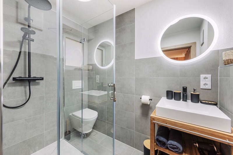 Badezimmer mit Dusche, WC und Waschbecken