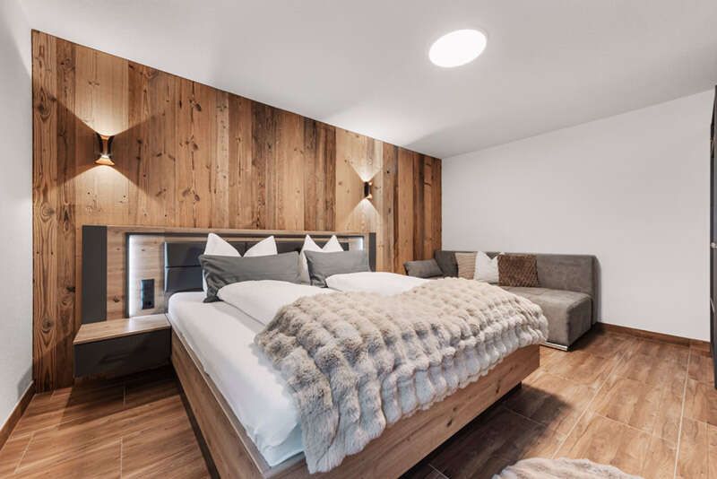 Dreibettzimmer mit Doppelbett und Schlafsofa im Top 3