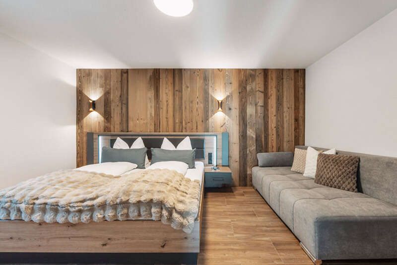 Schlafzimmer mit Doppelbett und Schlafcouch im Top 2