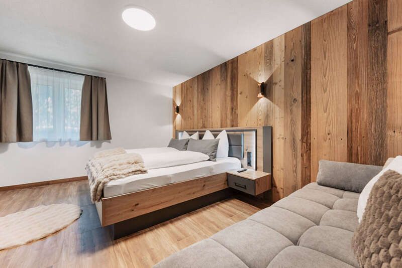 Schlafzimmer mit Doppelbett und Schlafcouch