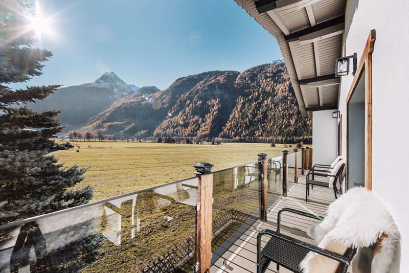 Balkon mit Stühlen und Ausblick auf Längenfeld