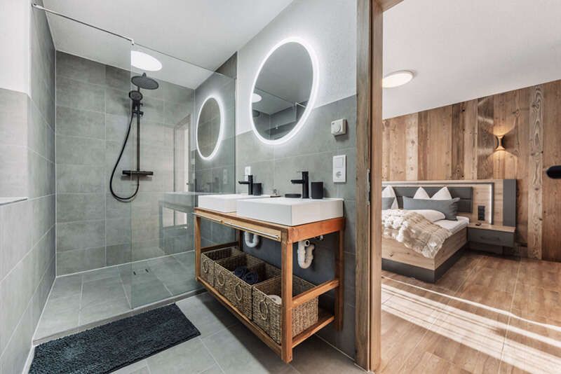 Blick vom Badezimmer ins Schlafzimmer