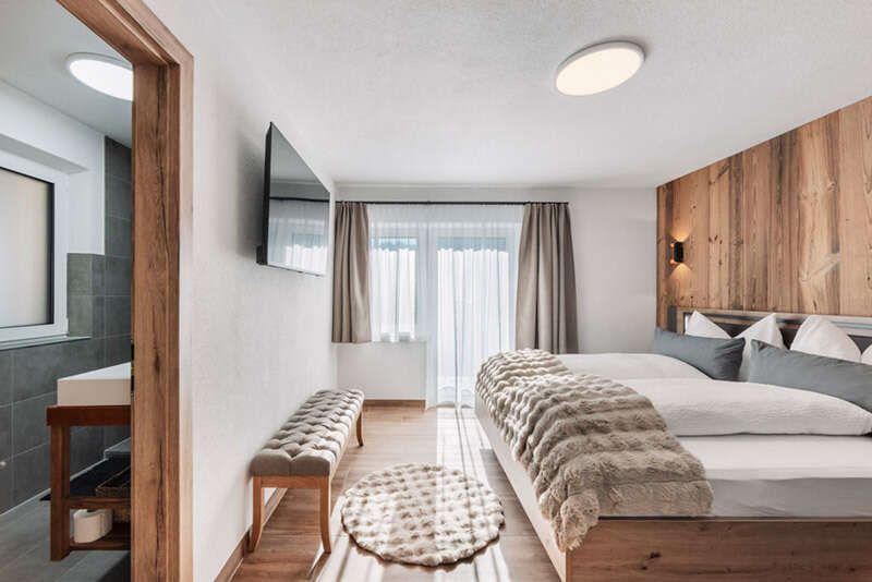 Schlafzimmer mit Doppelbett, Tv und Balkon